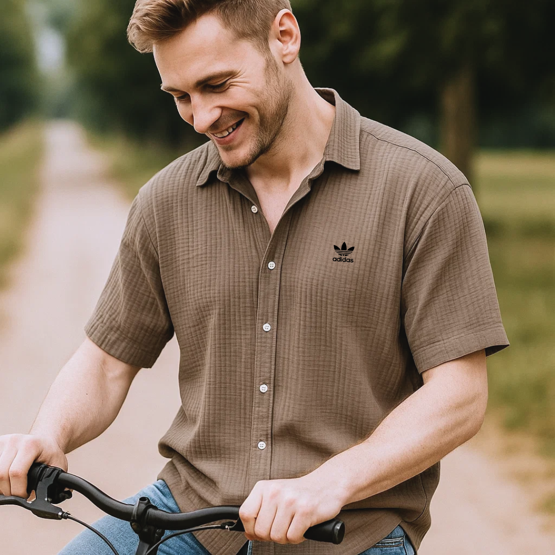 Nuova camicia alla moda per uomo