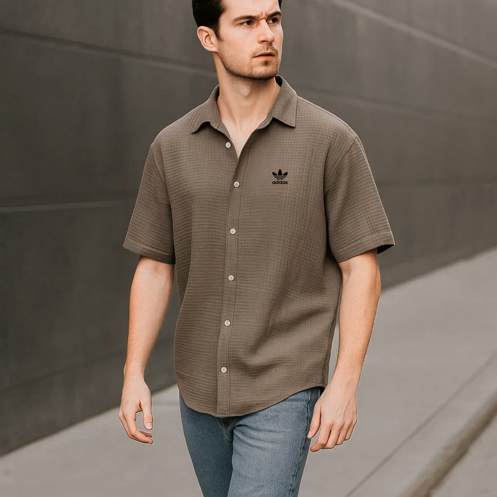 Nuova camicia alla moda per uomo