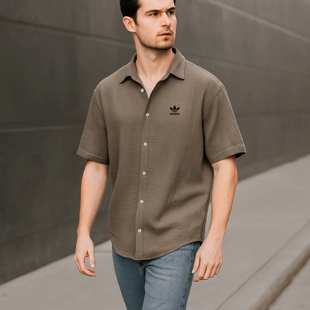 Nuova camicia alla moda per uomo